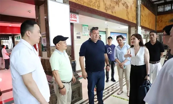 武汉耦合医学总经理陪同哈萨克斯坦KAZBIOTECH LLP集团总裁参观十堰市中医院