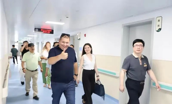 武汉耦合医学总经理陪同哈萨克斯坦KAZBIOTECH LLP集团总裁参观十堰市中医院