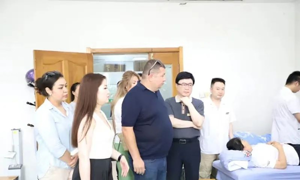 武汉耦合医学总经理陪同哈萨克斯坦KAZBIOTECH LLP集团总裁参观十堰市中医院