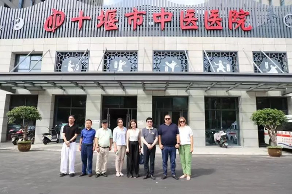 武汉耦合医学总经理陪同哈萨克斯坦KAZBIOTECH LLP集团总裁参观十堰市中医院